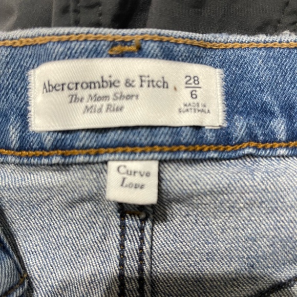 Abercrombie & Fitch Curve Love Mid Rise Mom Short  Size 28/6 Denim Cut Off - Picture 6 of 6